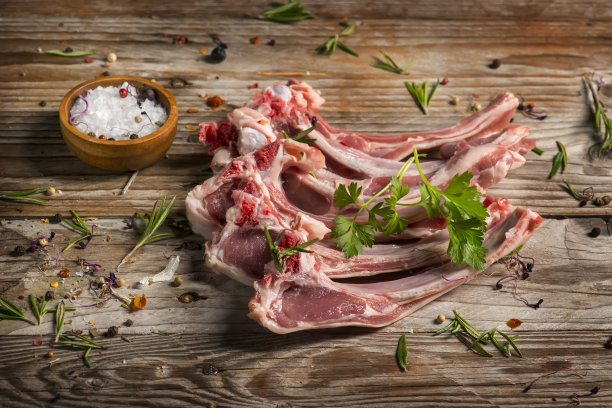 准备在烤架上烤的新鲜羊排图片下载
