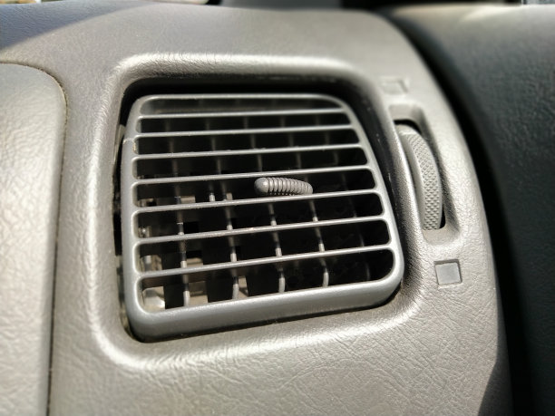 乘客舱通风格栅。灰色的汽车内饰。汽车引擎格栅生锈图片下载