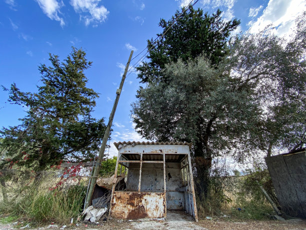 山上废弃的公共汽车站。图片下载