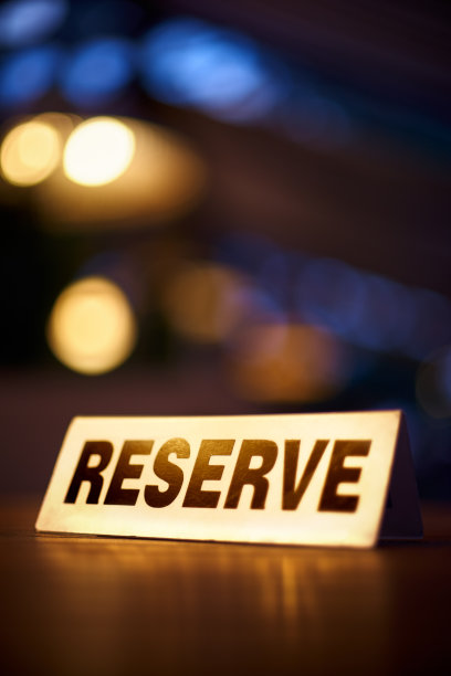 餐厅概念，预定餐盘在咖啡厅或餐厅图片下载