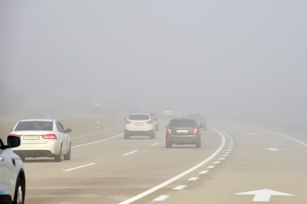 汽车在多雾的公路上行驶图片下载