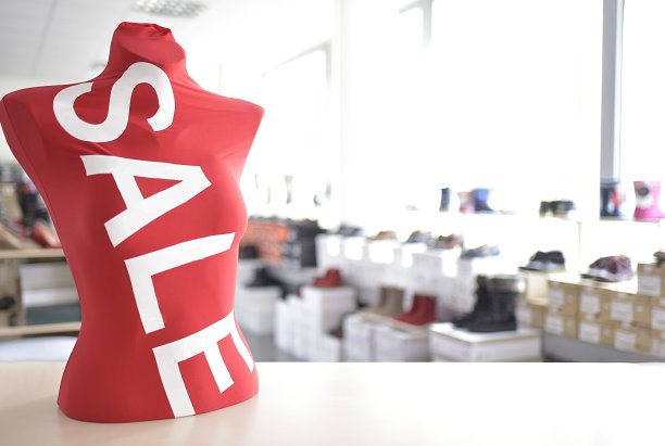 有鞋店出售标志的人体模型图片下载
