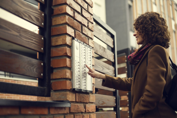 年轻女子使用对讲机图片下载