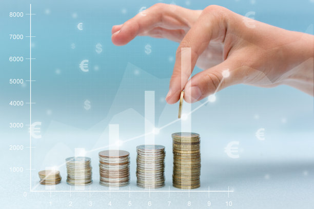 特写手是堆叠成堆的硬币在一个蓝色的背景。图片为金融和投资概念。艺术设计水平。金融投资计划。图片下载