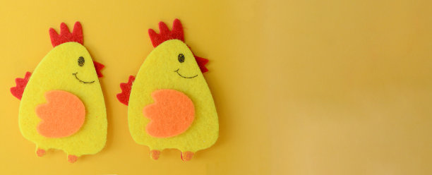 两个可爱的黄色毛毡鸡手工制作，diy，儿童复活节工艺品，复制空间，有趣的手工创意，横幅图片下载