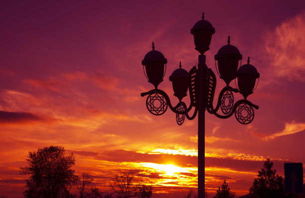 城市公园的夏季日落灯。图片下载