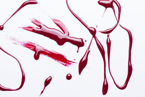 指甲油在白色背景上呈条状和滴状图片下载