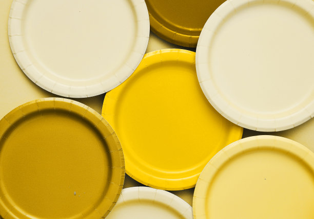 一套盘子在时尚的终极灰色和照明的颜色。2021年的颜色图片下载