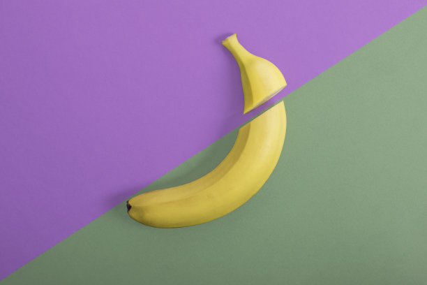 香蕉在青紫的背景下，平铺极简主义图片下载