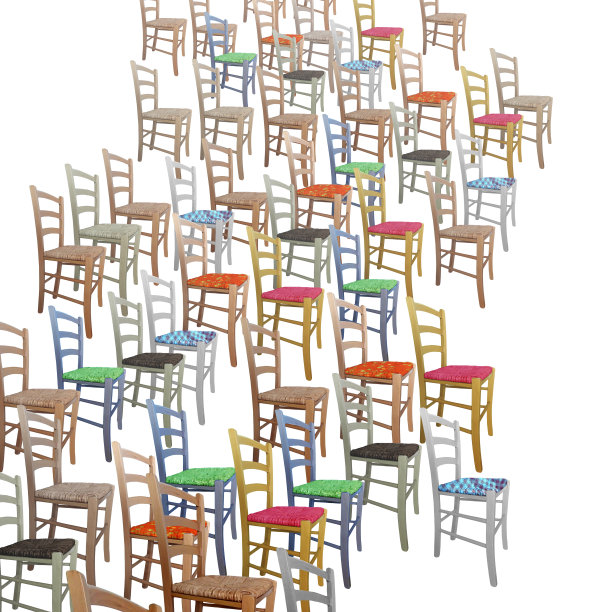 白色背景上的彩色木椅图片下载