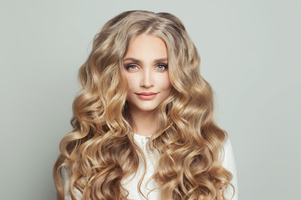 年轻美丽的金发女人特写肖像图片下载