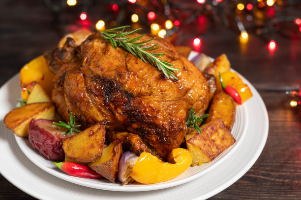 烤鸡或家禽配土豆和蔬菜图片下载
