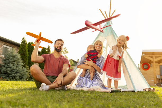 父母和孩子们扔玩具飞机素材图片