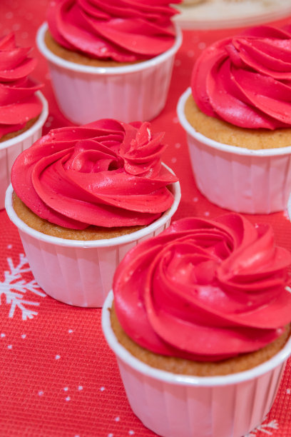 新年餐桌上的红奶油纸杯蛋糕。从上往下看。有选择性的重点。图片下载