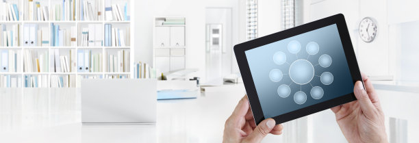 办公商务工作理念，手触屏空白数字平板图标，网页横幅和复制空间模板图片下载