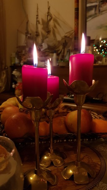 燃烧的蜡烛在古董黄铜烛台图片下载