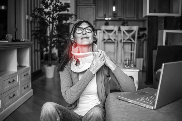 老妇人感到疲惫不堪，颈部疼痛。颈部和脊柱疾病。一名受伤妇女戴着颈托以减轻疼痛的特写。人的面部表情。慢性疲劳症图片下载