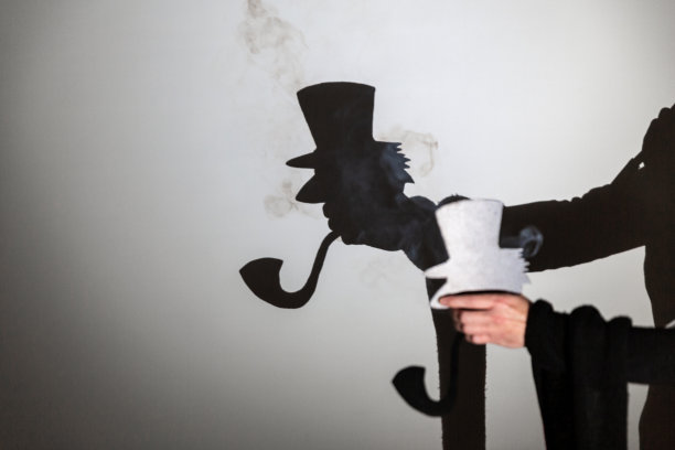 播放投影在白色背景上。一个戴着帽子的老人。图片下载