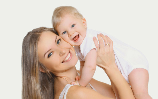白色背景下，欢快的母亲和婴儿一起玩耍图片下载