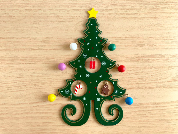 圣诞树盘放在桌子上。图片下载