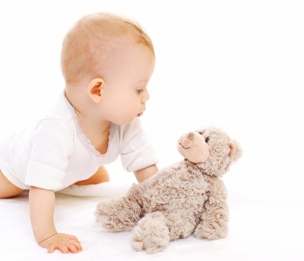 可爱的婴儿在白色背景上玩玩具的肖像图片下载