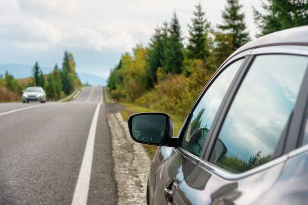 停在乡间路边的汽车图片下载