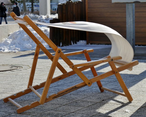 休闲椅在风中飘扬图片下载