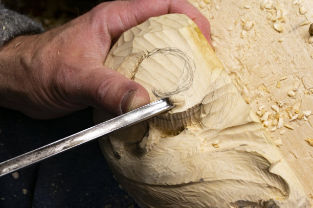 木雕的手在工作的特写图片下载
