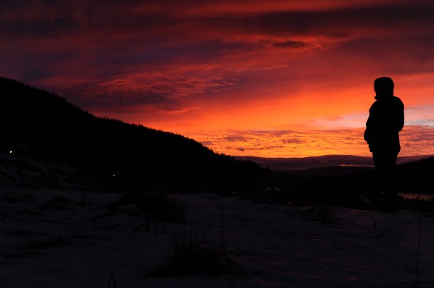 黑色的剪影在高山高原在日落与彩色的红色，紫色，橙色的天空和云在冬季在斯堪的纳维亚图片下载