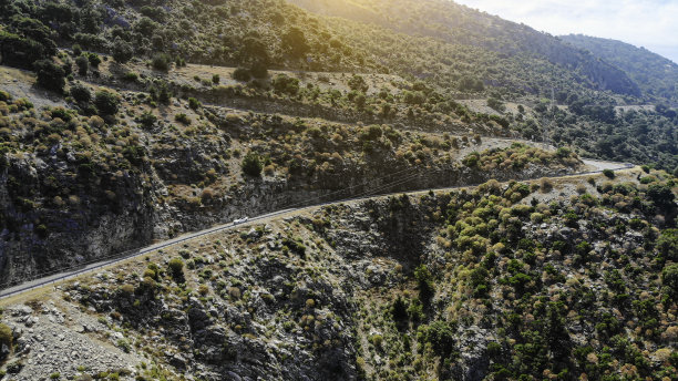 山脉中的地中海蛇形路图片下载