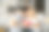 微笑的男人惊喜他的女朋友在家里的礼物。库存图片图片下载