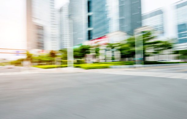 城市街道上模糊的交通图片下载
