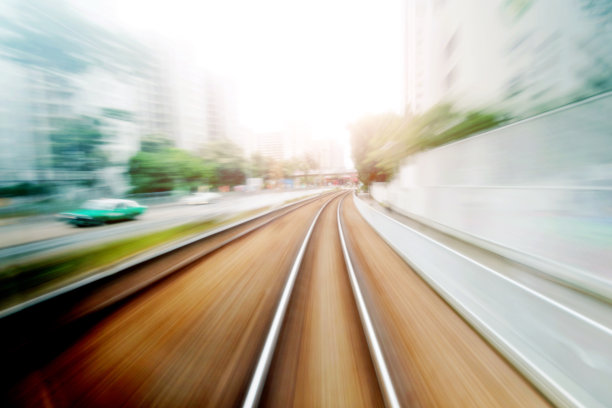 运动模糊铁路隧道在城市街道图片下载