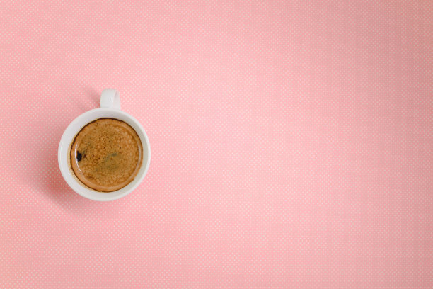 粉红色背景上的咖啡图片下载