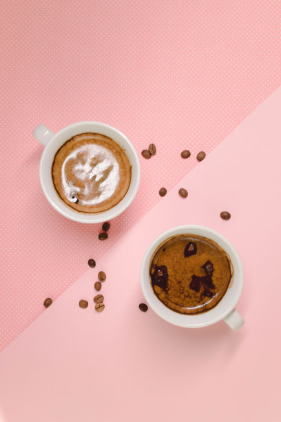 粉红色背景上的咖啡图片下载
