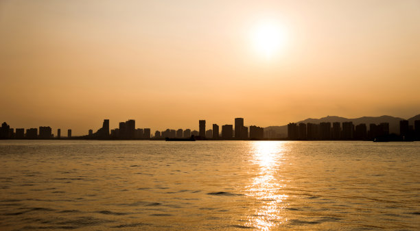 夕阳下的海边城市图片下载