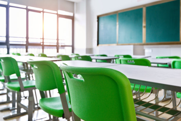 空教室里摆着课桌和椅子图片下载