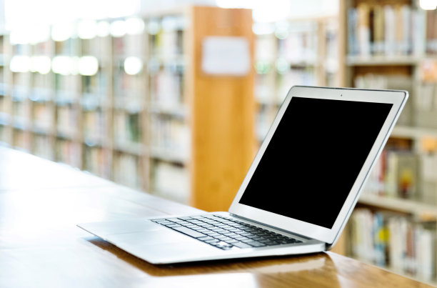 公共图书馆桌子上的黑屏笔记本电脑图片下载