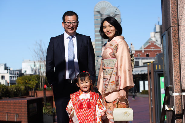 日本父母和他们的女儿在志一去圣庆祝股票照片图片下载