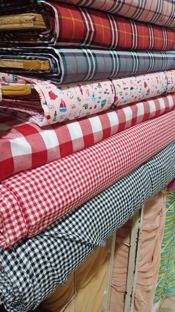 色彩缤纷的卷材织物在布艺店图片下载