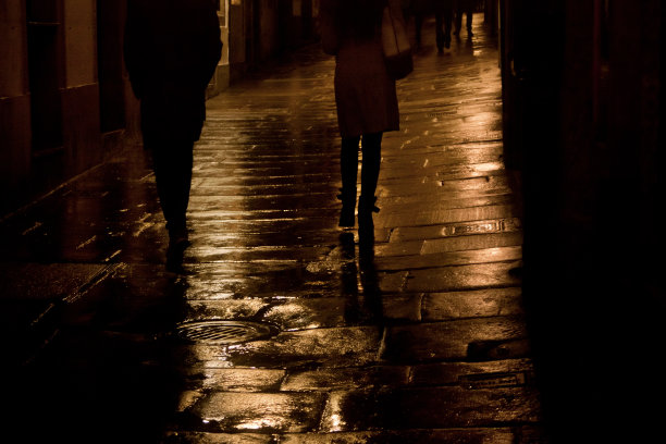 潮湿的街道铺石地板，水坑和倒影。图片下载