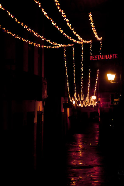 西班牙加利西亚老城圣地亚哥德孔波斯特拉的圣诞装饰灯。图片下载