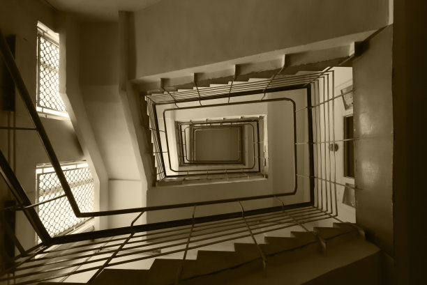 现代建筑的矩形螺旋楼梯，俯视图图片下载