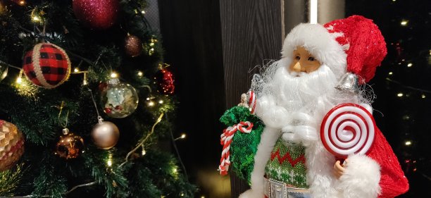 圣诞老人和圣诞树图片下载