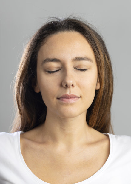 年轻女子，面部表情平静图片下载