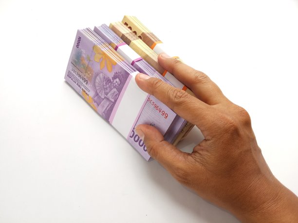 简单的照片，俯视图，手持印度尼西亚卢比2000,5000,10000，在白色背景图片下载