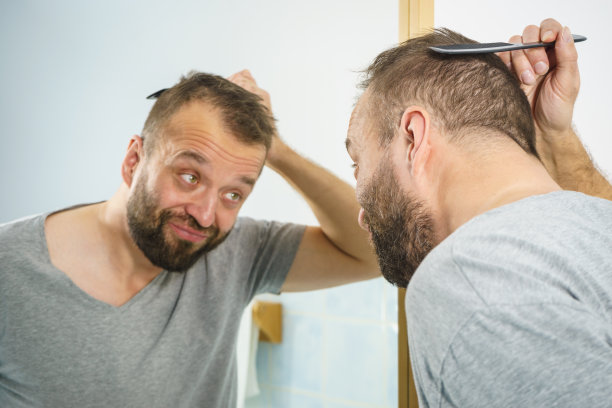 男人在浴室里用梳子图片下载