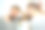 男人在浴室里用梳子图片下载