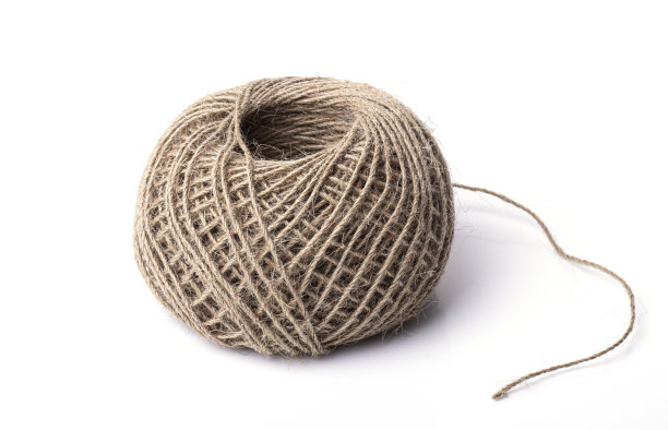 用环保材料制成的绳子，卷成一个球，一端孤立在白色背景上图片下载