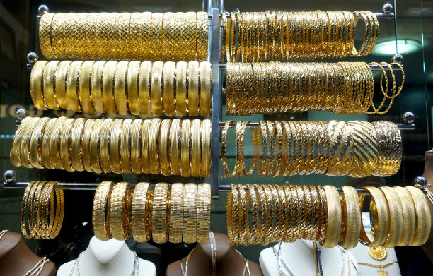 金手镯挂在水平的架子上图片下载